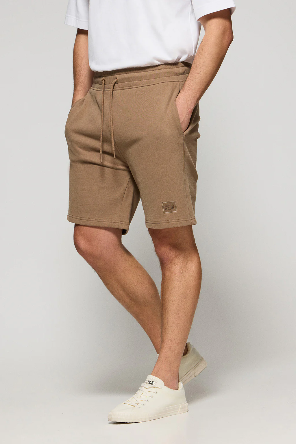 Bermuda Jonas color moca de algodón y patrón relaxed fit con parche en sarga engomado Polo Club - Image 2