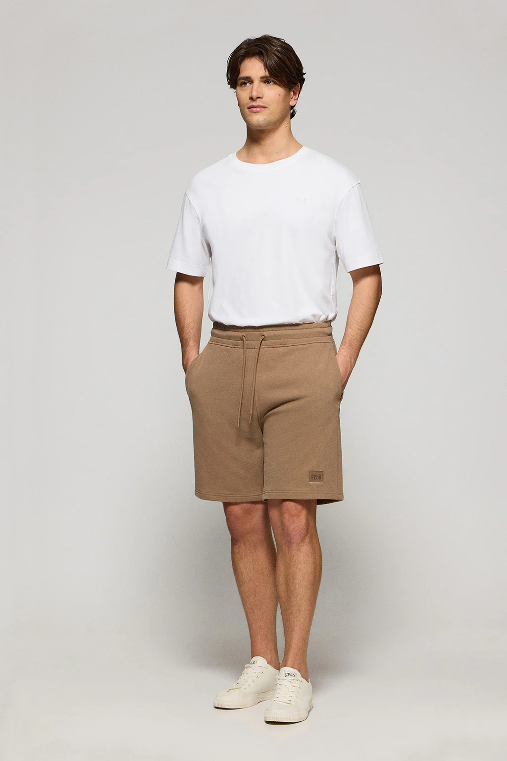 Bermuda Jonas color moca de algodón y patrón relaxed fit con parche en sarga engomado Polo Club - Image 3