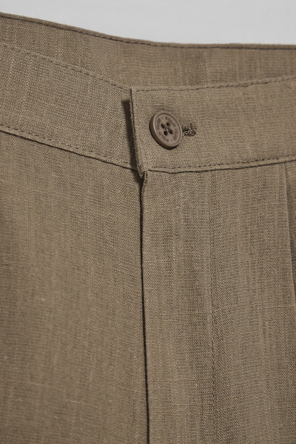 Pantalón corto Soller color taupe de lino y algodón con detalle Polo Club - Image 3