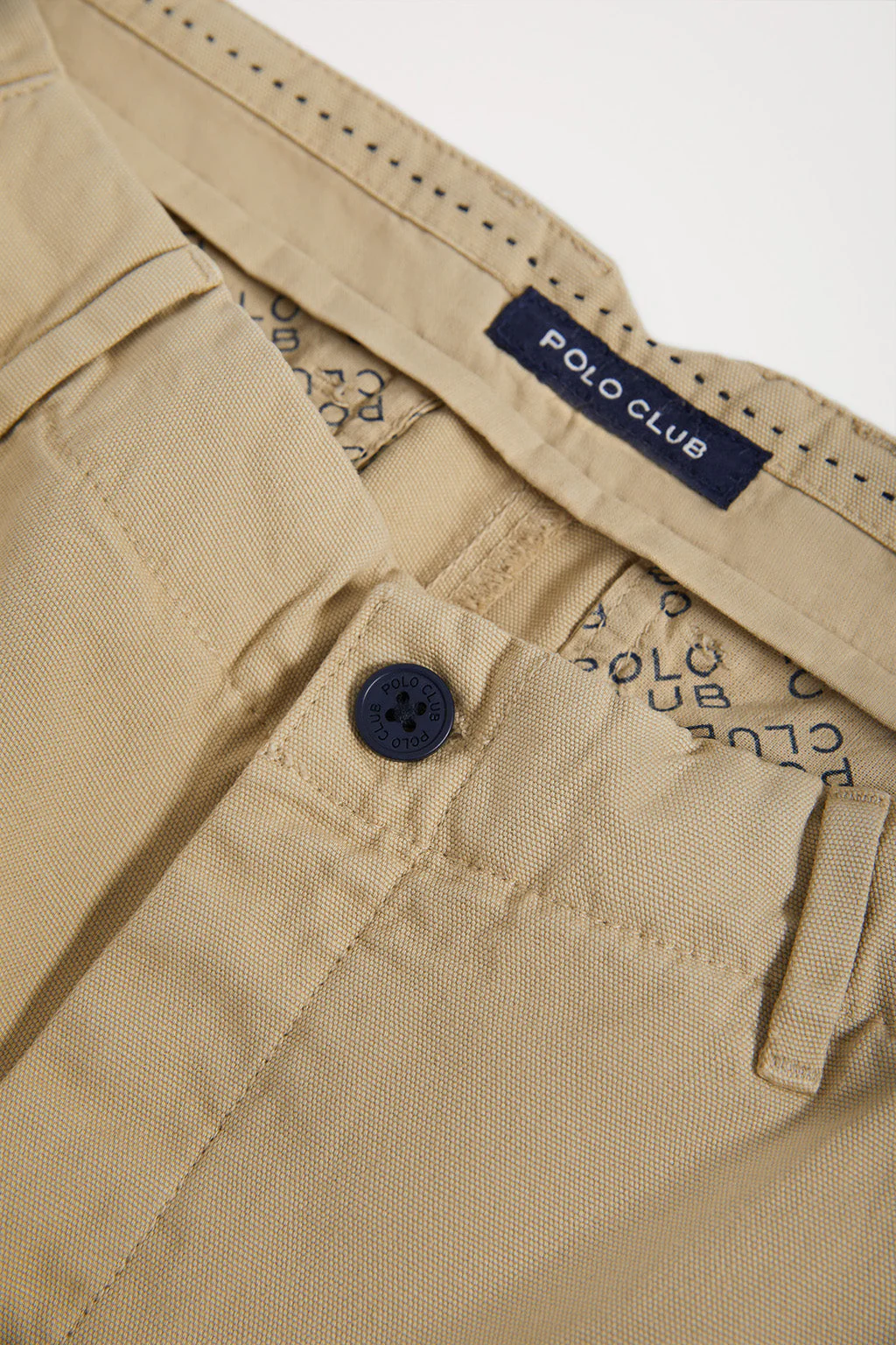 Bermuda cargo color arena con logo bordado - Image 6