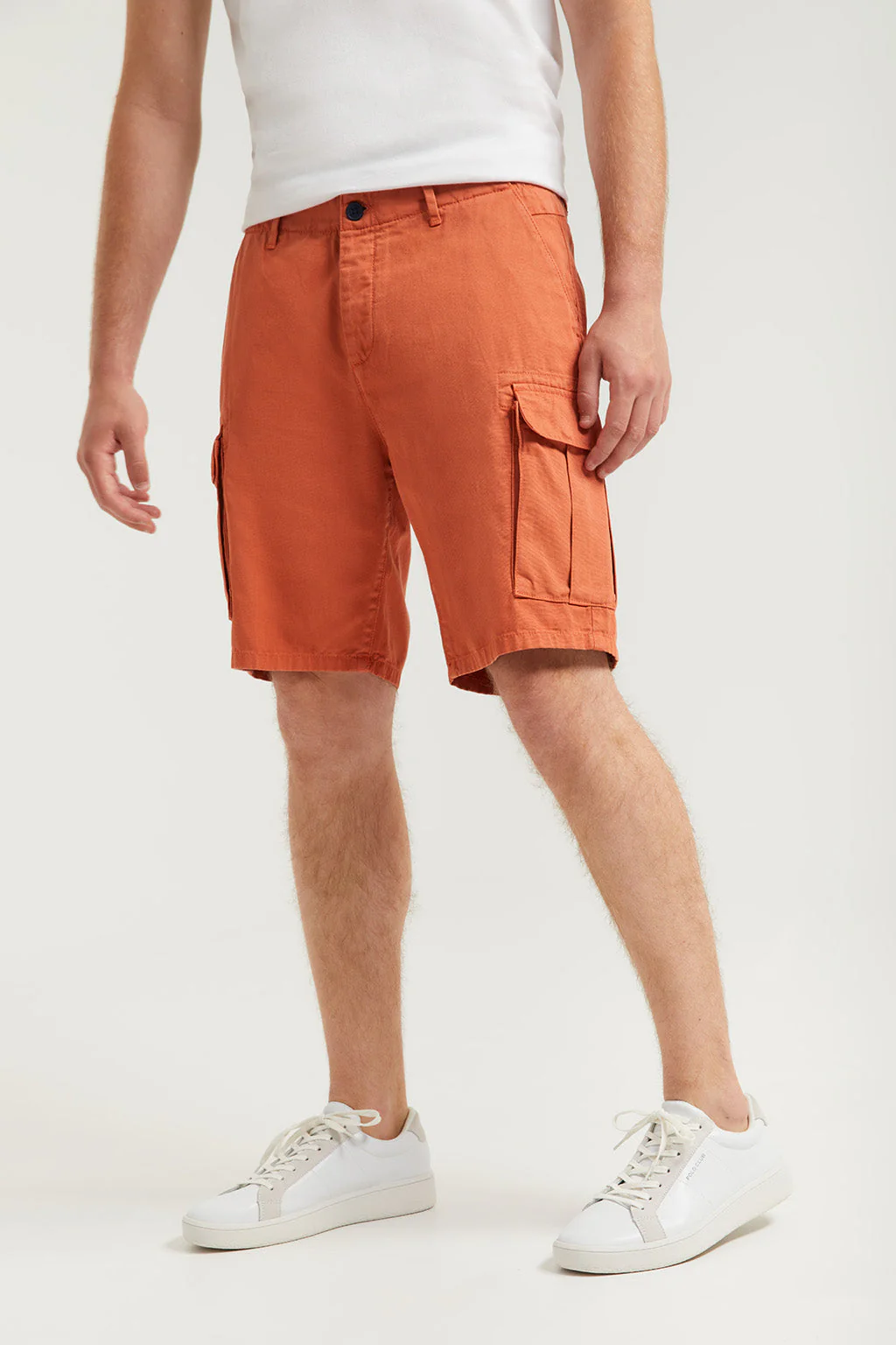 Bermuda cargo color tierra con logo bordado - Image 12