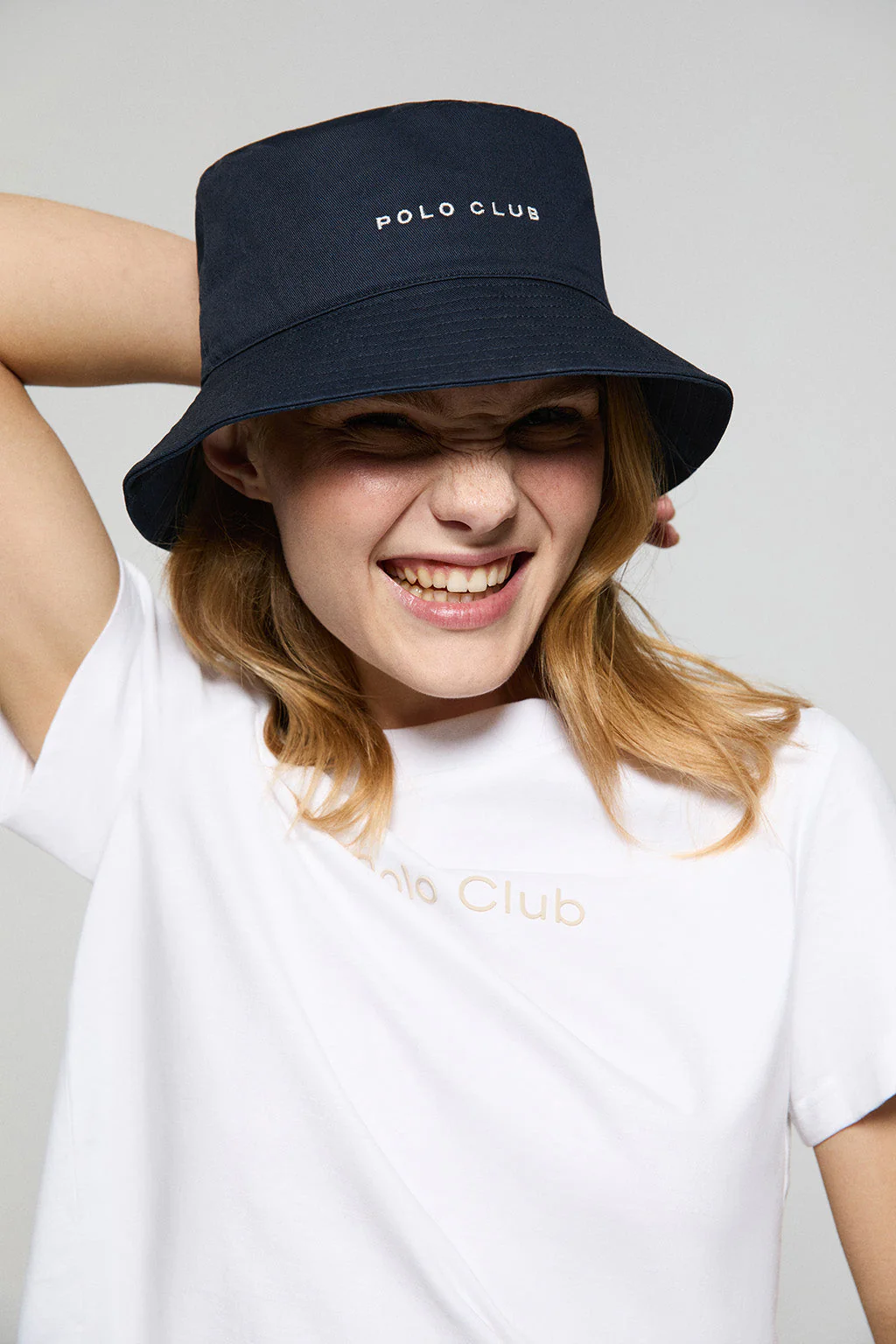 Sombrero bucket azul marino con logo bordado minimal Polo Club - Image 2