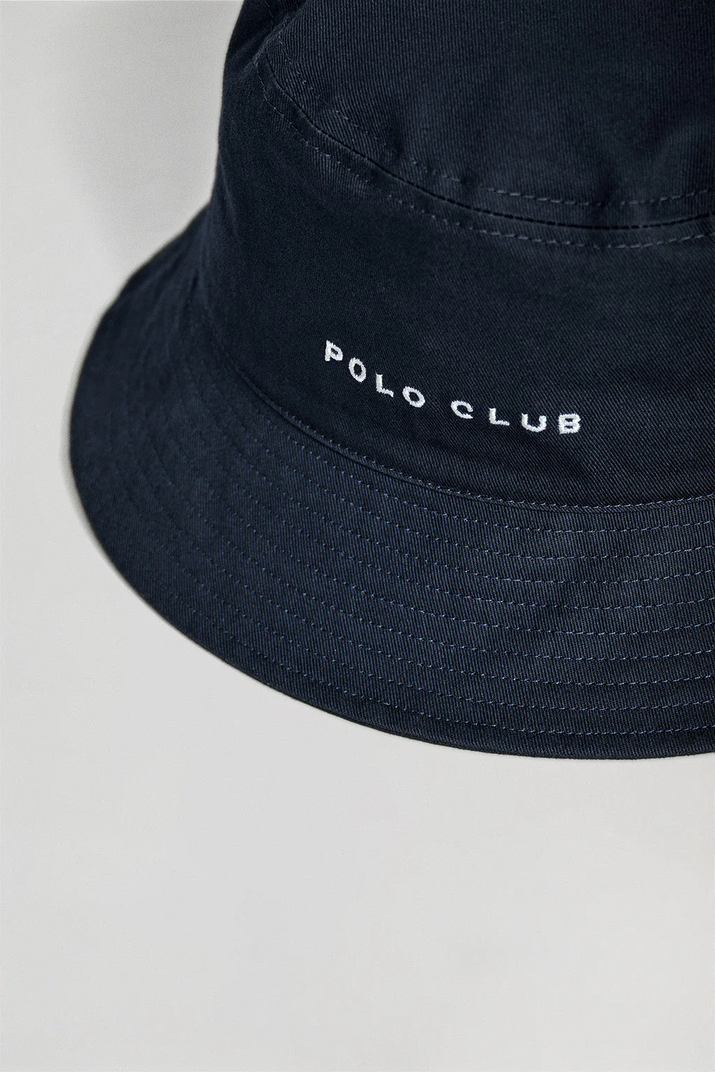 Sombrero bucket azul marino con logo bordado minimal Polo Club - Image 4