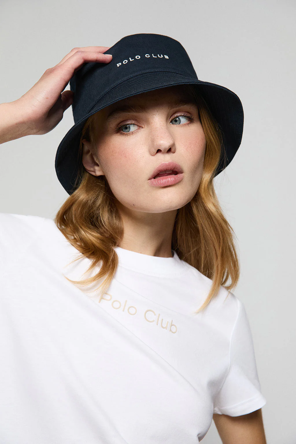 Sombrero bucket azul marino con logo bordado minimal Polo Club - Image 7