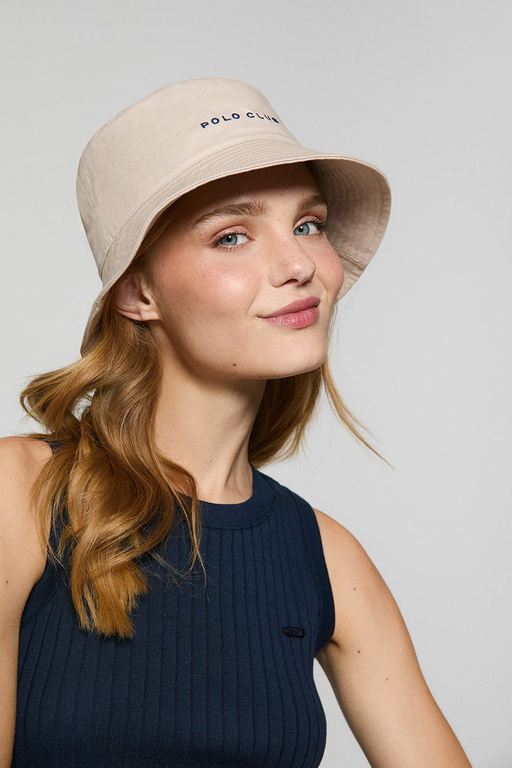 Sombrero bucket beige con logo bordado minimal Polo Club - Image 3