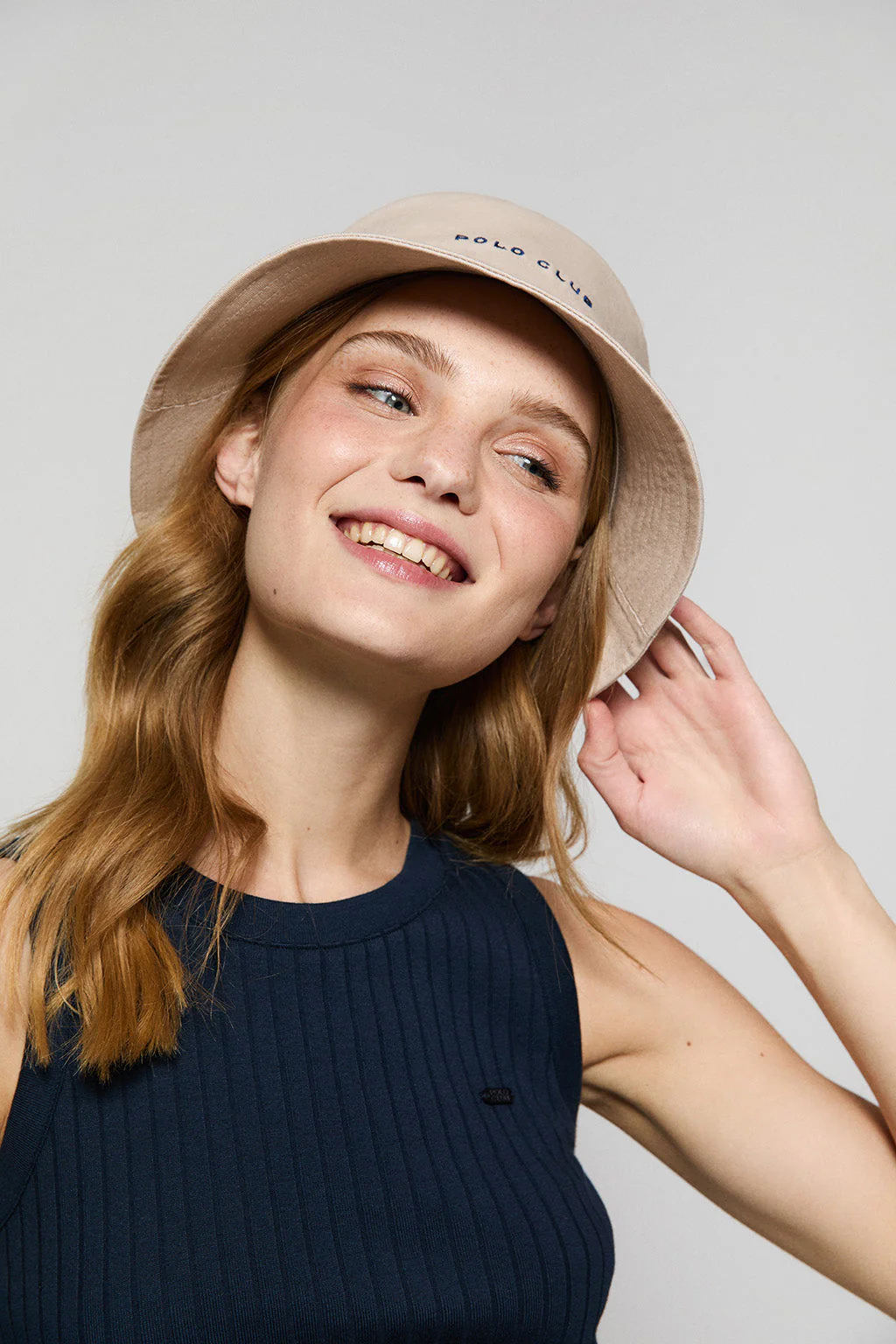 Sombrero bucket beige con logo bordado minimal Polo Club - Image 7