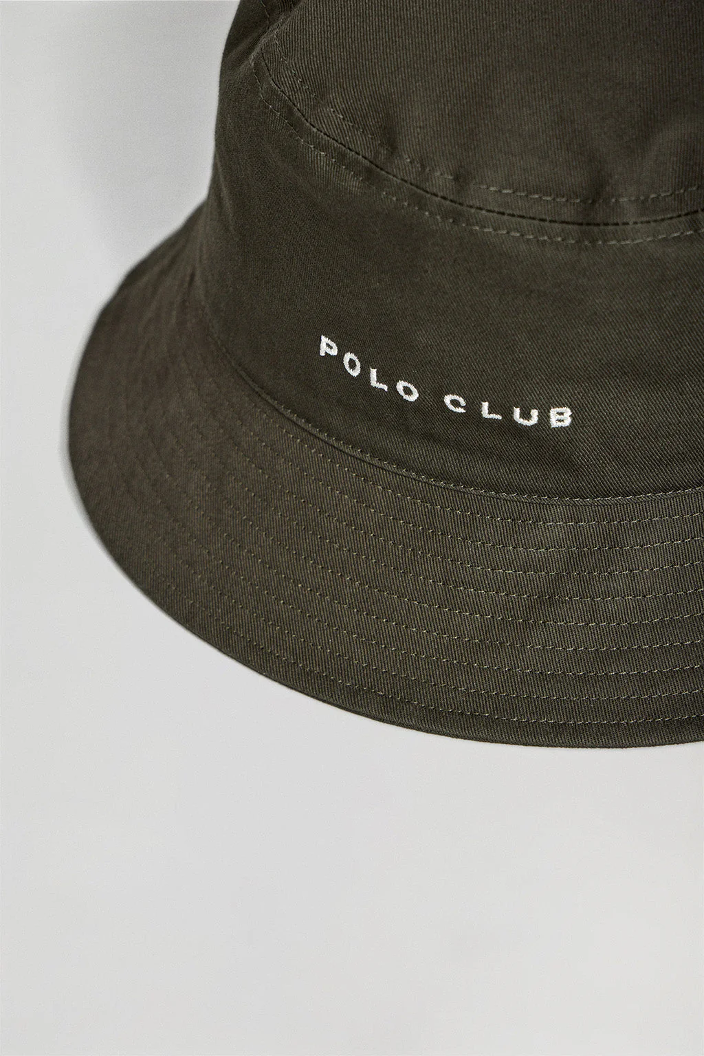 Sombrero bucket verde caqui con logo bordado minimal Polo Club - Image 3