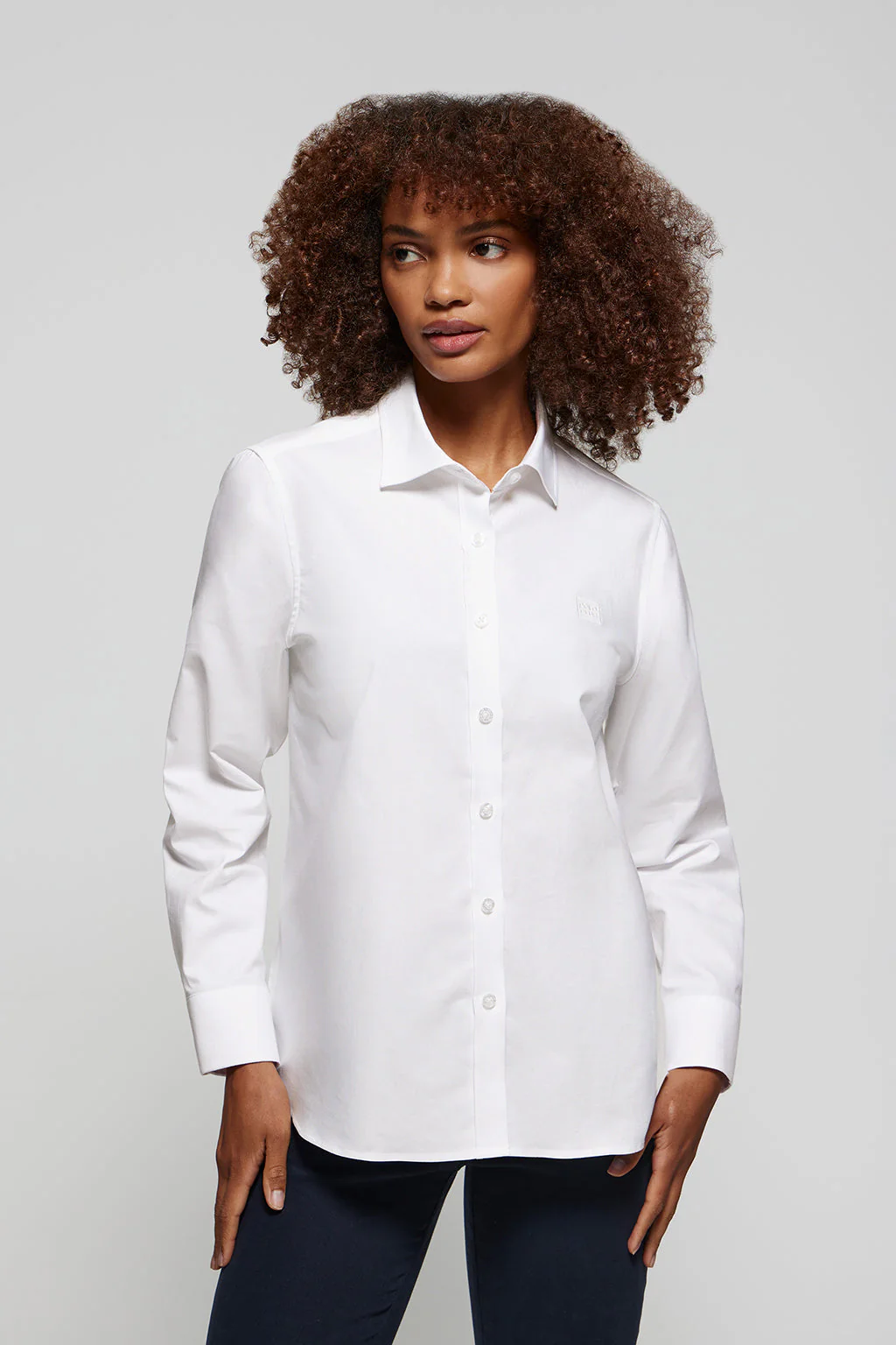 Camisa oxford blanca con logo bordado - Image 2