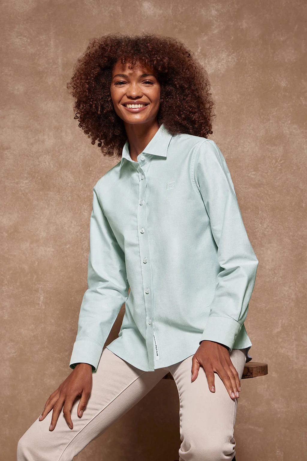 Camisa oxford verde con logo bordado - Image 4