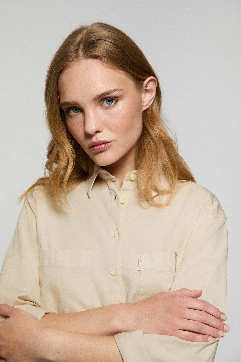 Camisa loose fit color arena con bolsillos y detalle Polo Club - Image 2