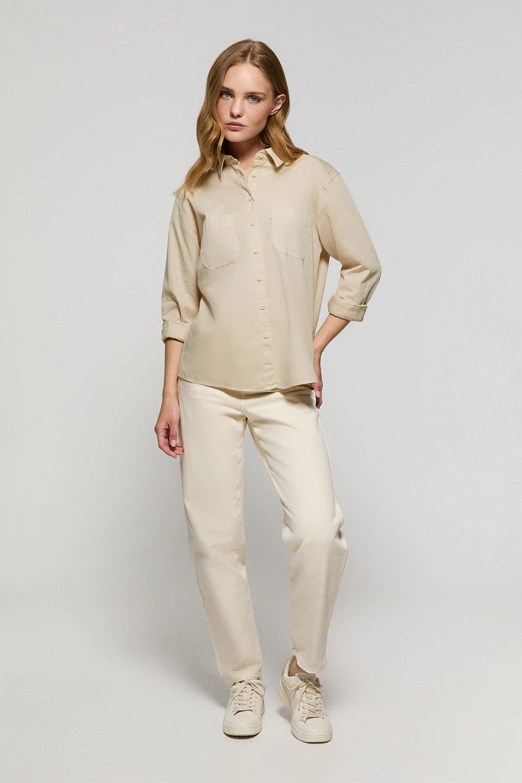 Camisa loose fit color arena con bolsillos y detalle Polo Club - Image 3