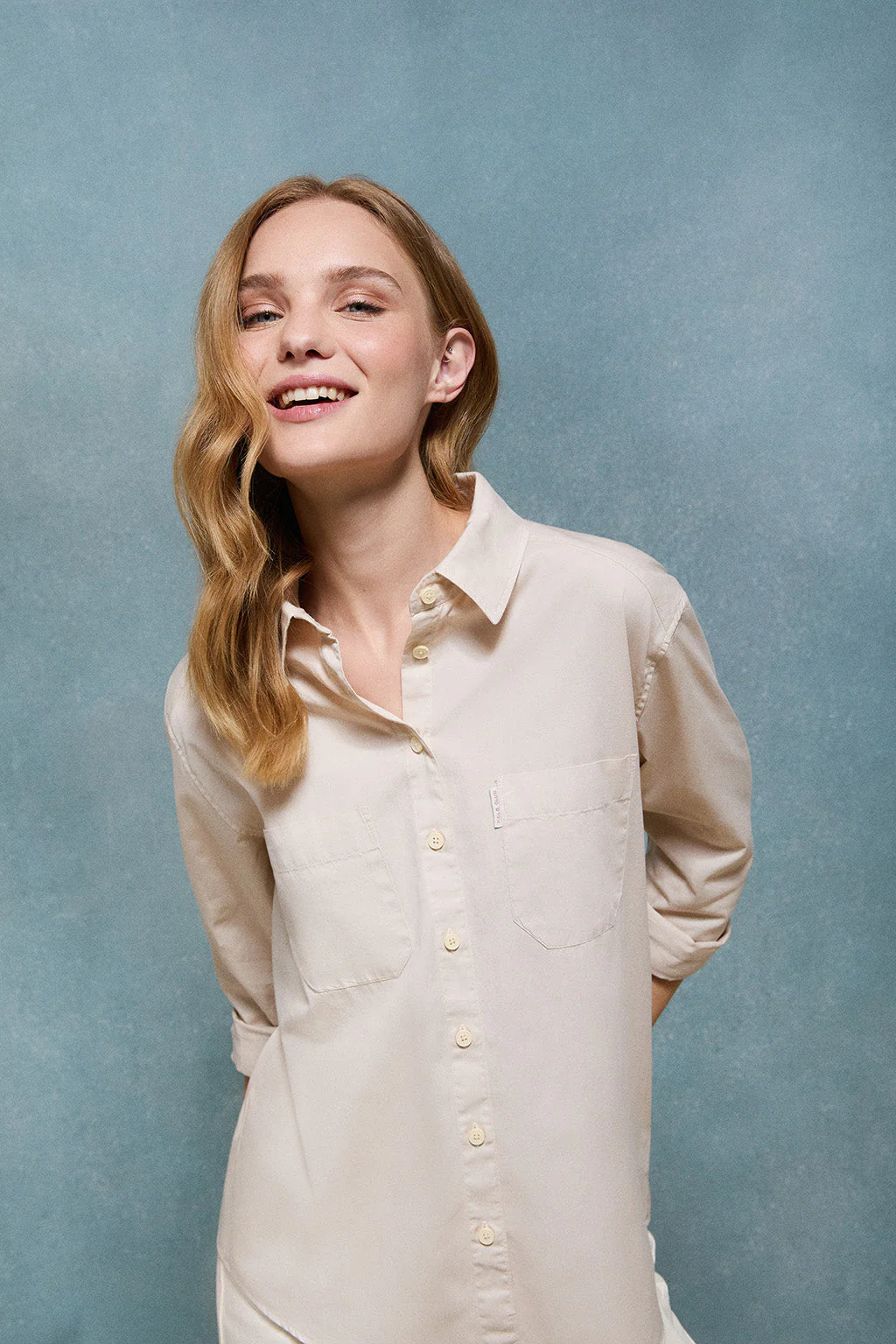 Camisa loose fit color arena con bolsillos y detalle Polo Club - Image 4