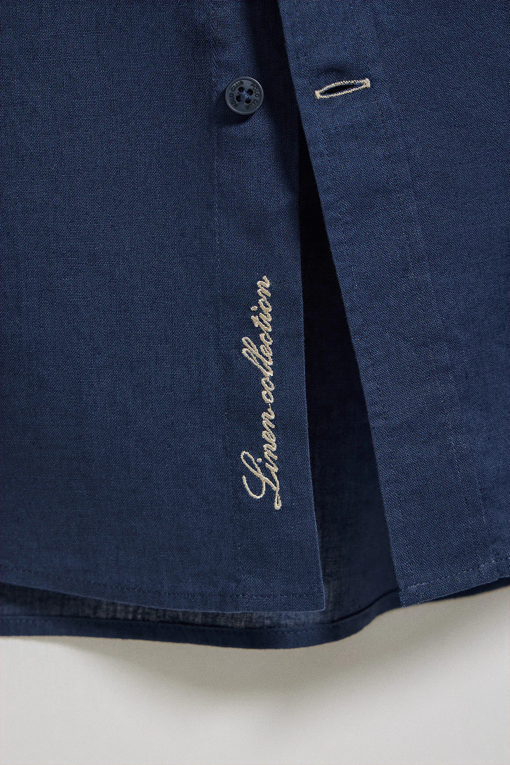 Camisa azul marino de lino y algodón regular fit con logo bordado - Image 10