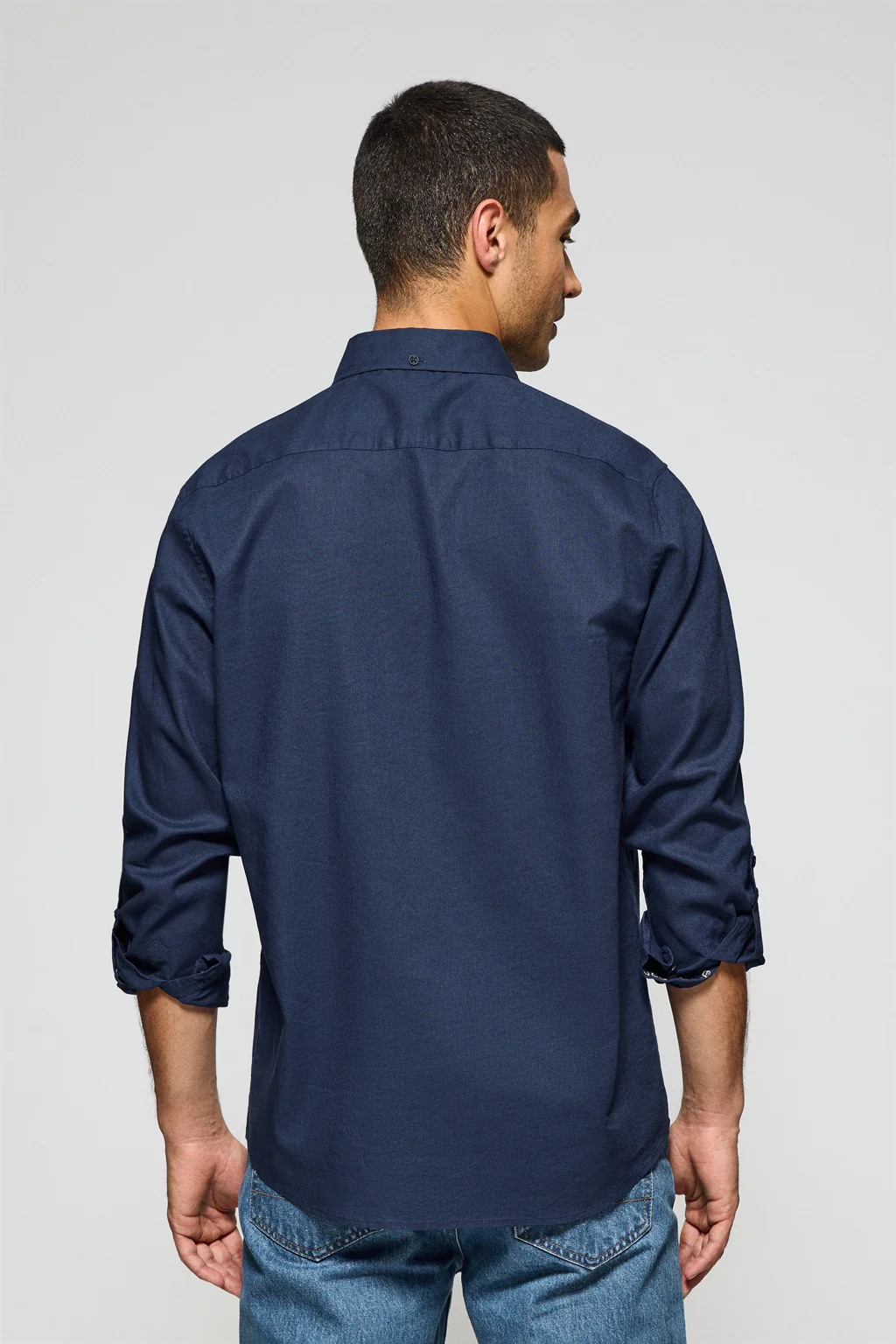 Camisa azul marino de lino y algodón regular fit con logo bordado - Image 6