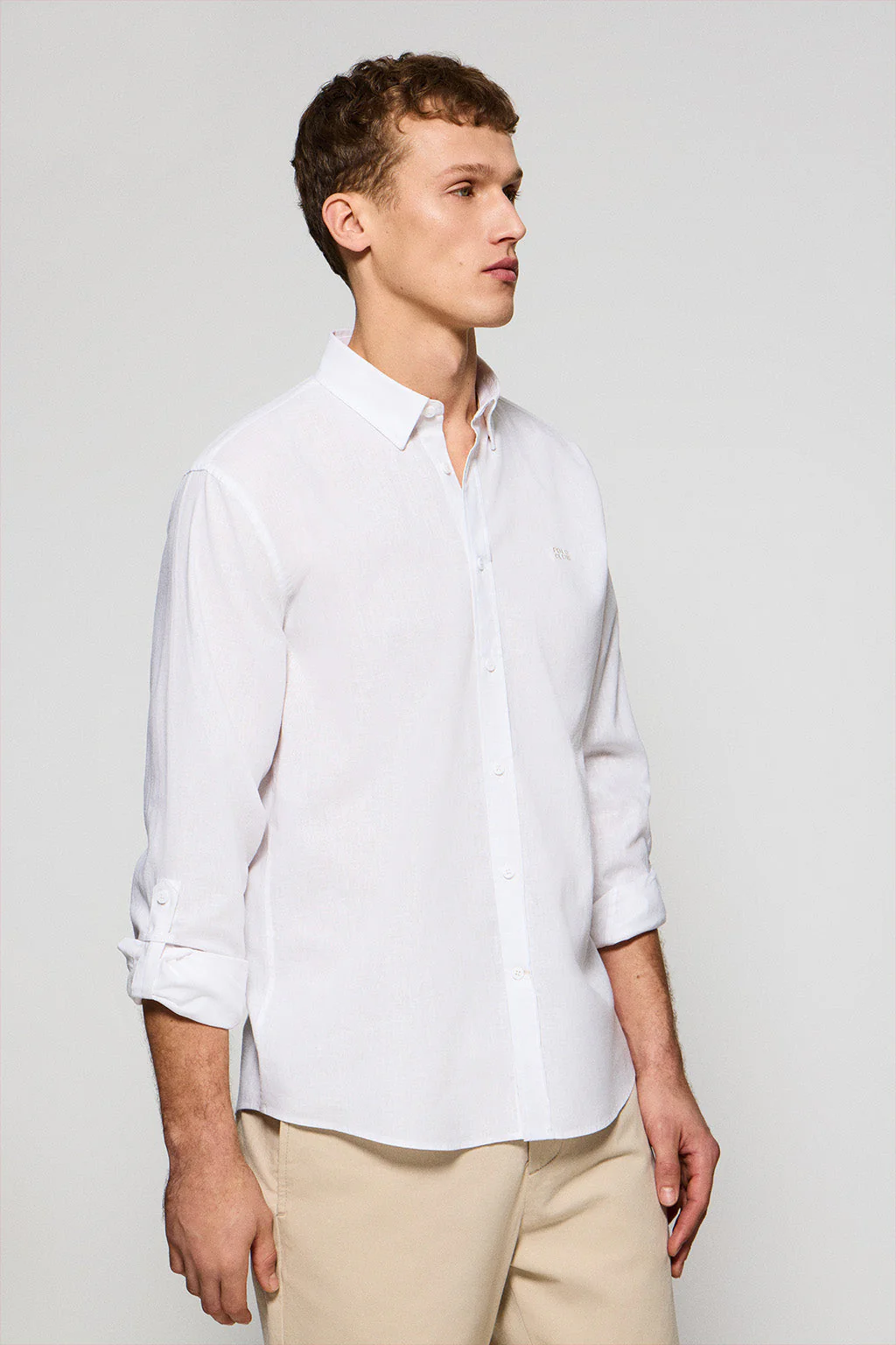 Camisa blanca de lino y algodón regular fit con logo bordado