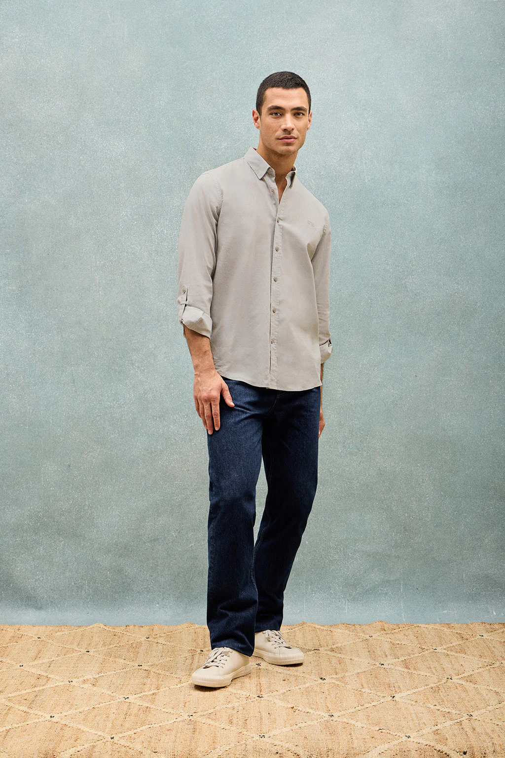 Camisa gris de lino y algodón regular fit con logo bordado - Image 5