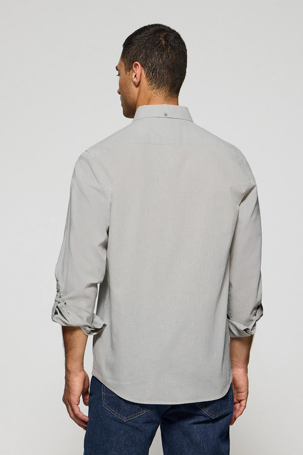 Camisa gris de lino y algodón regular fit con logo bordado - Image 6