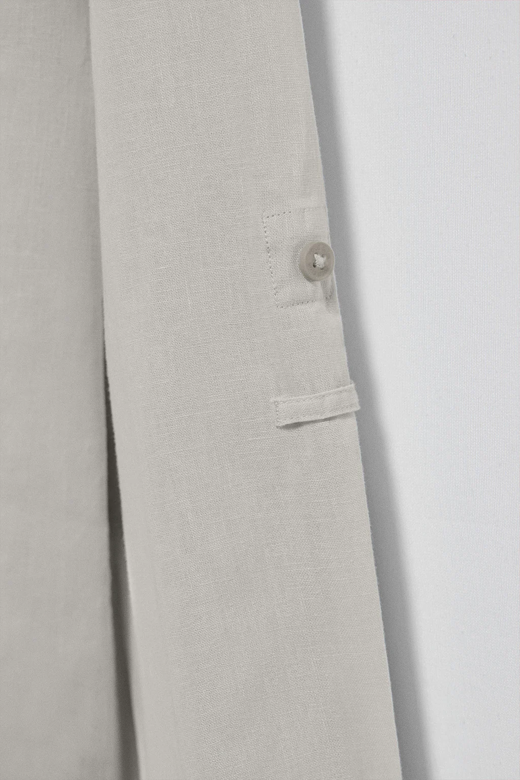 Camisa gris de lino y algodón regular fit con logo bordado - Image 8