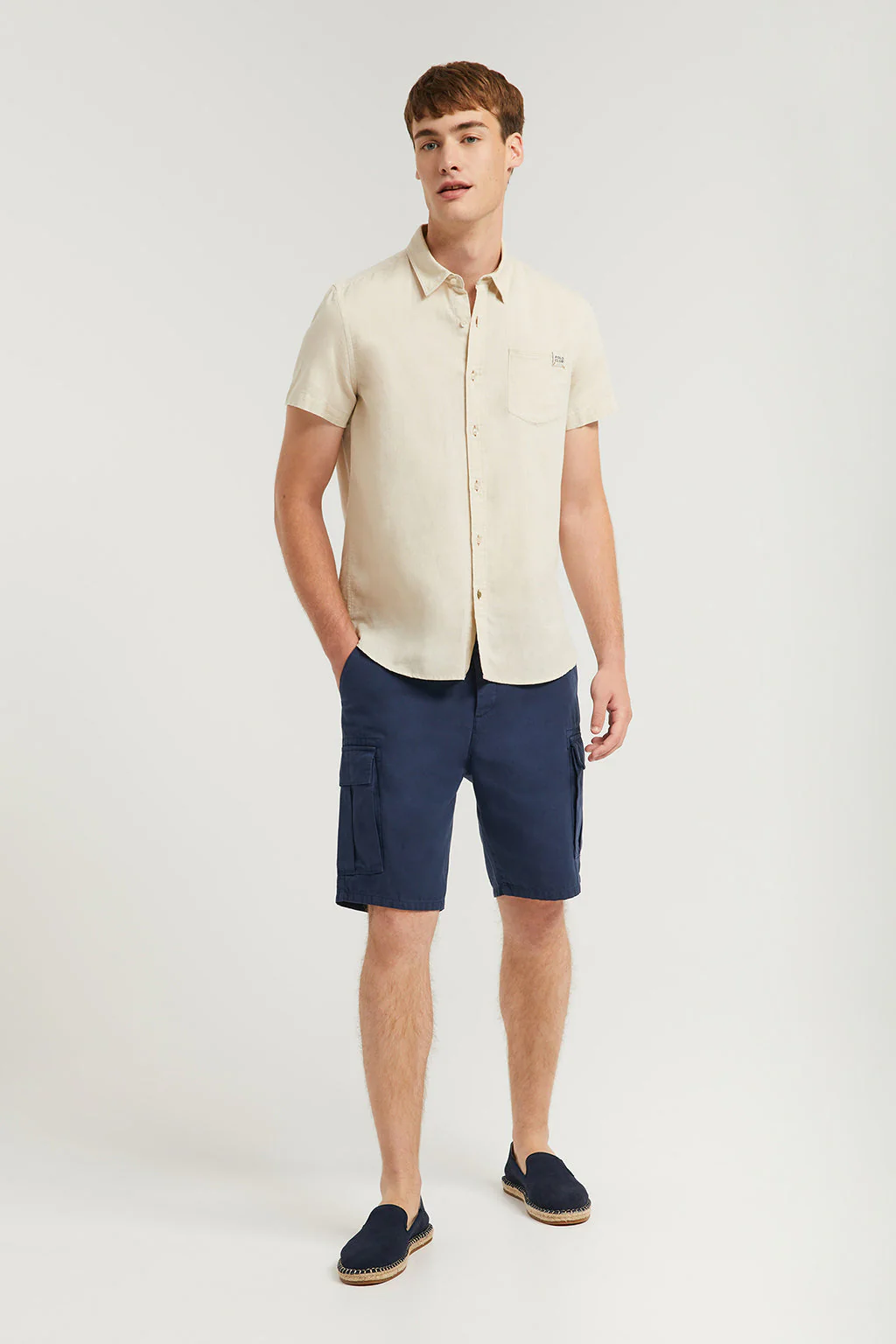 Camisa beige de lino con bolsillo en el pecho - Image 3