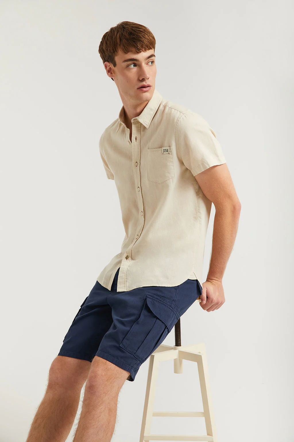 Camisa beige de lino con bolsillo en el pecho - Image 4