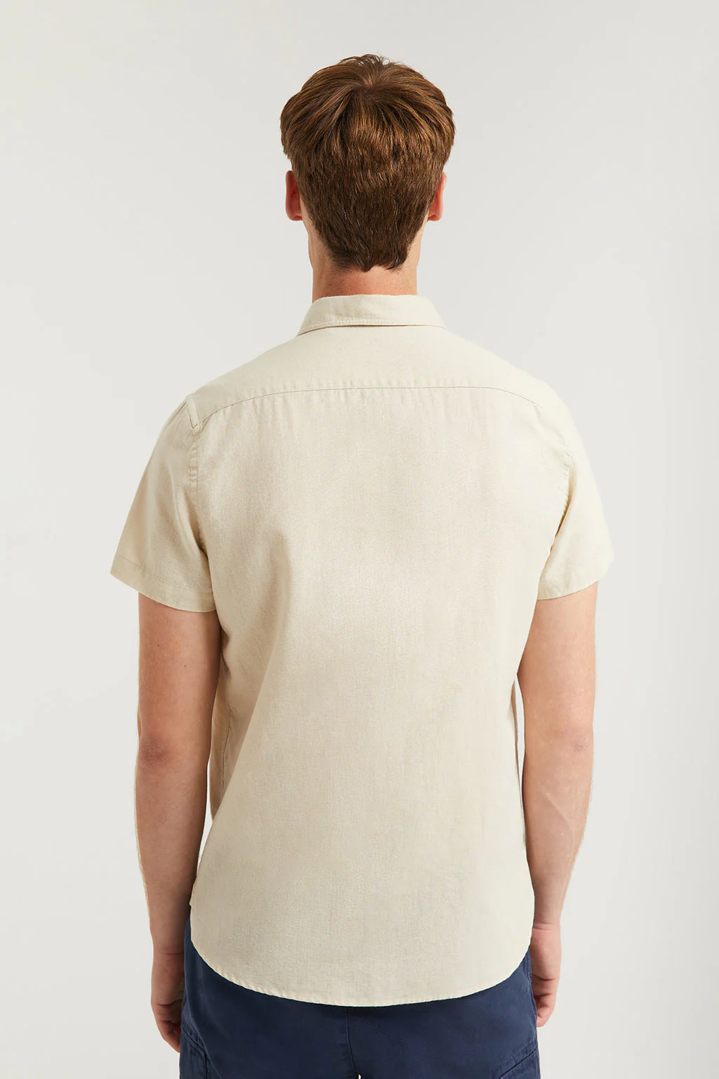 Camisa beige de lino con bolsillo en el pecho - Image 5