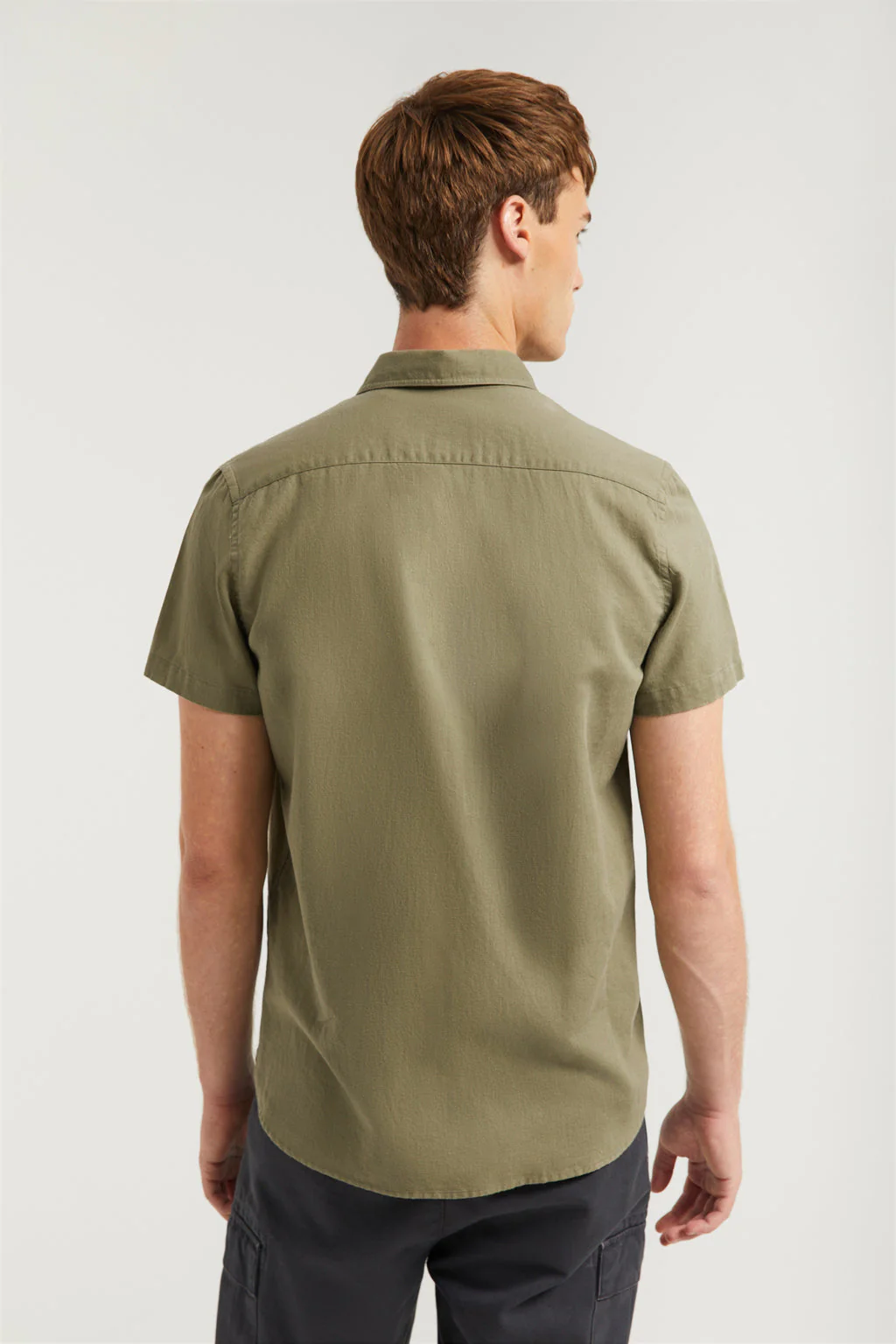 Camisa caqui de lino con bolsillo en el pecho - Image 6