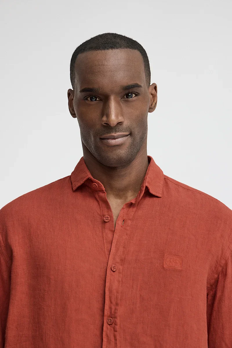 Camisa rojo ladrillo de lino de corte regular con bordado Polo Club