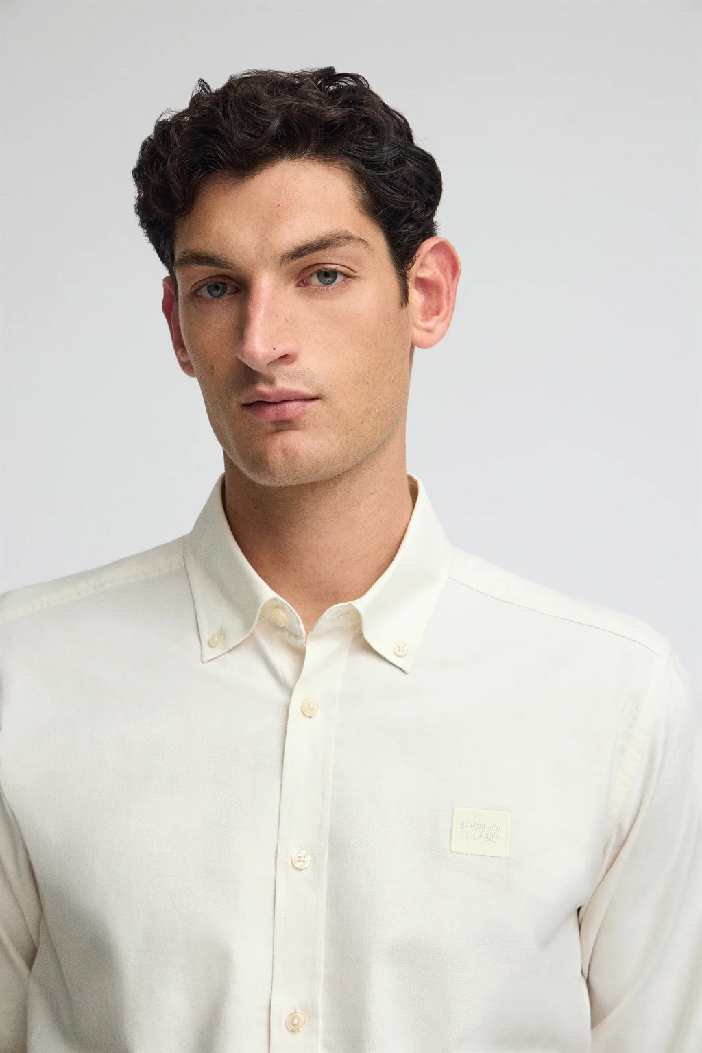 Camisa color crudo de corte regular y cuello abotonado con logo Polo Club