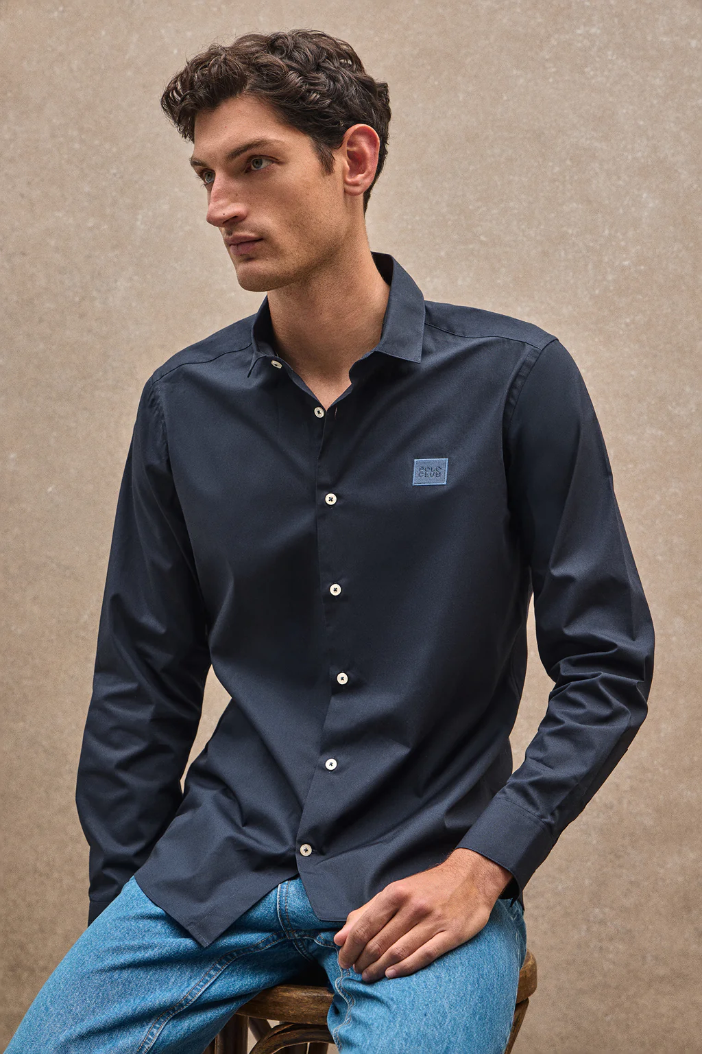 Camisa azul marino de corte slim y cuello italiano con logo Polo Club