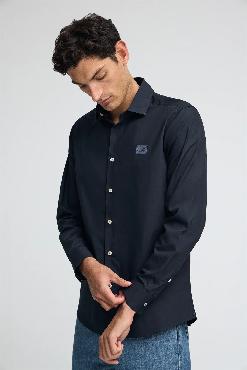 Camisa azul marino de corte slim y cuello italiano con logo Polo Club - Image 2