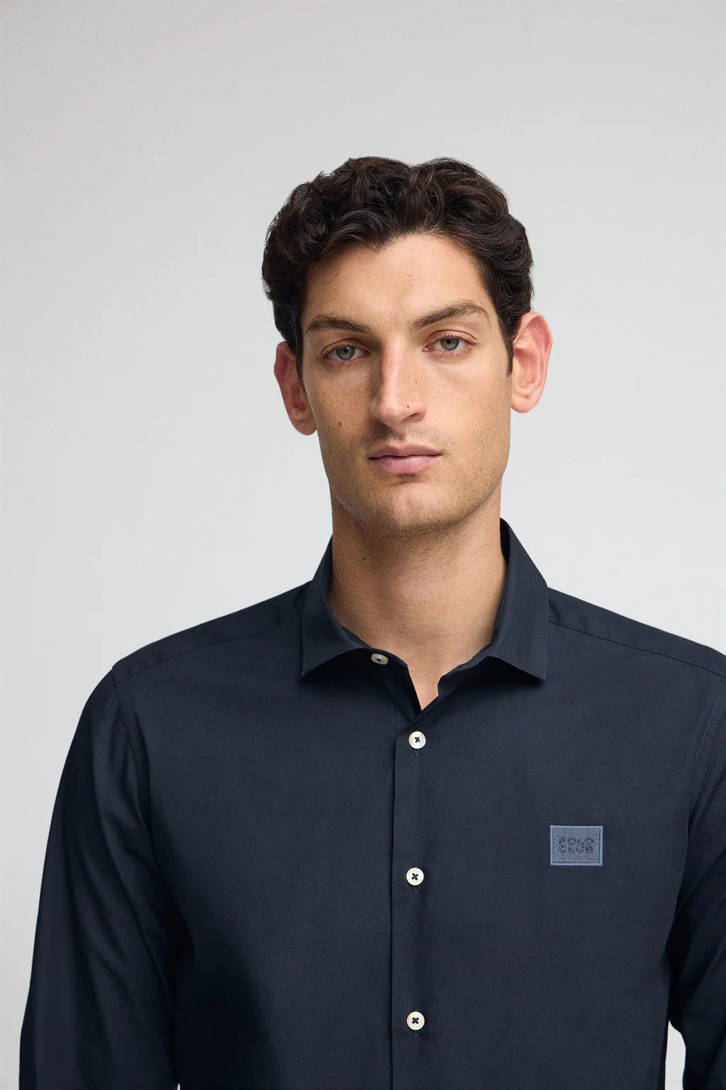 Camisa azul marino de corte slim y cuello italiano con logo Polo Club - Image 3