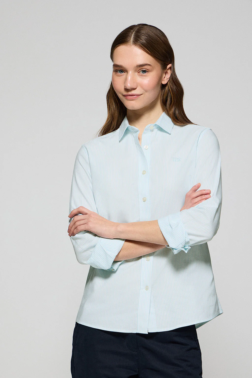 Camisa a rayas color aguamarina con logo bordado