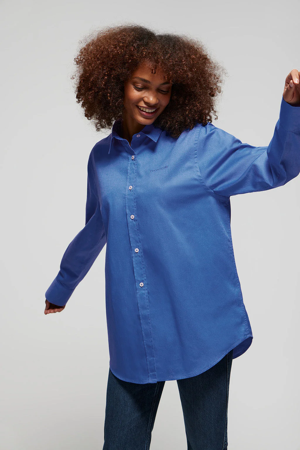Camisa Cape azul royal oversize con bordado minimal Polo Club - Image 5