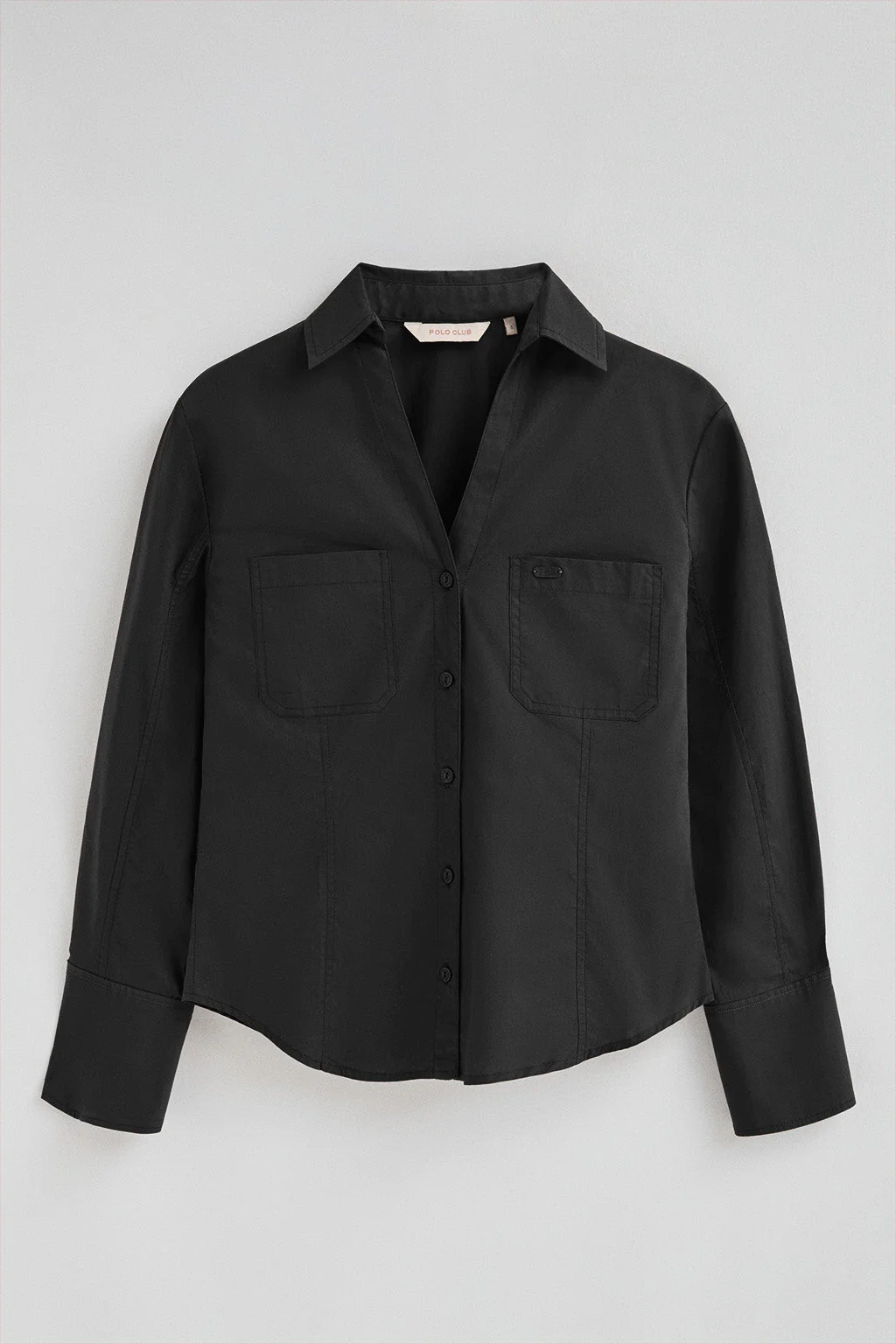 Camisa negra de corte slim y cuello pico - Image 8