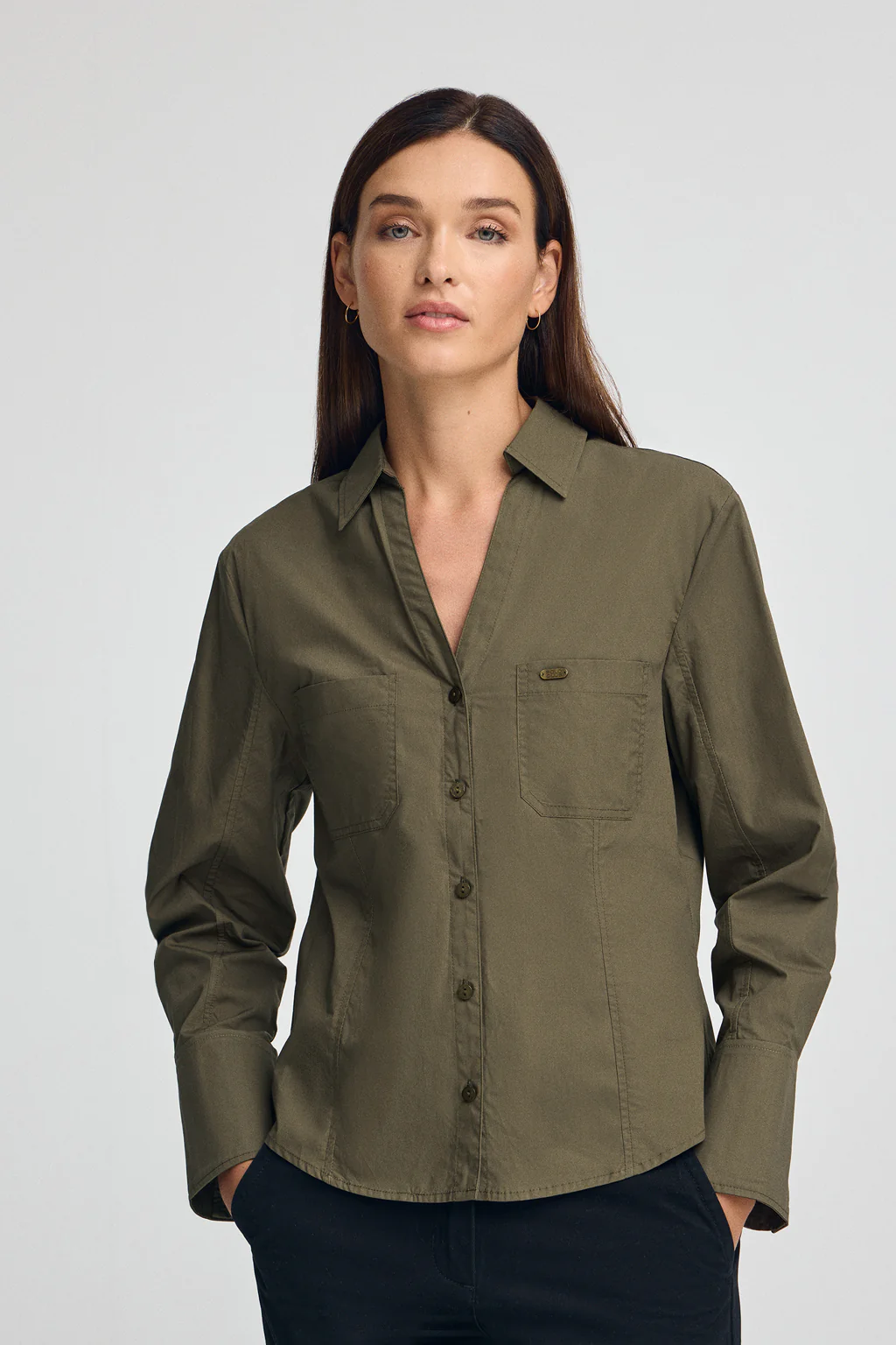 Camisa verde oliva de corte slim y cuello pico