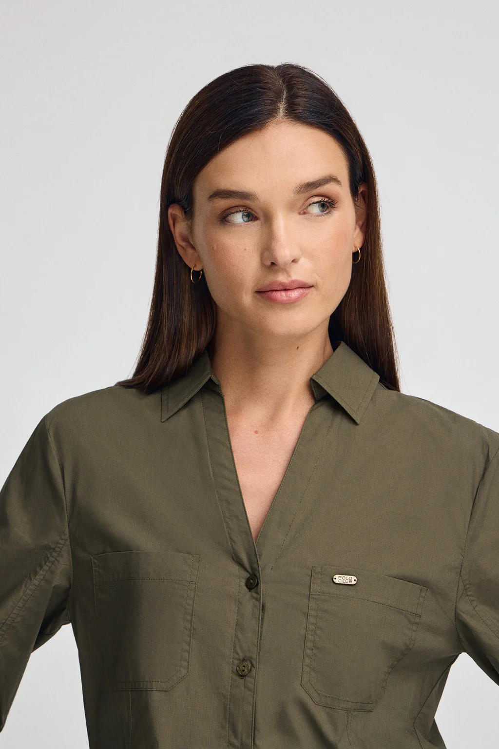 Camisa verde oliva de corte slim y cuello pico - Image 2