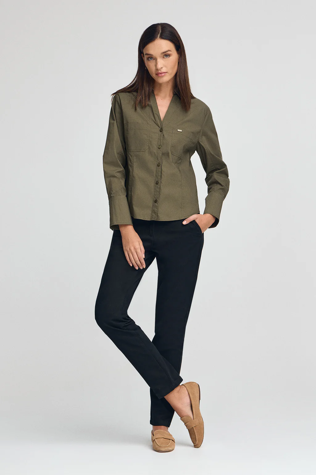 Camisa verde oliva de corte slim y cuello pico - Image 3