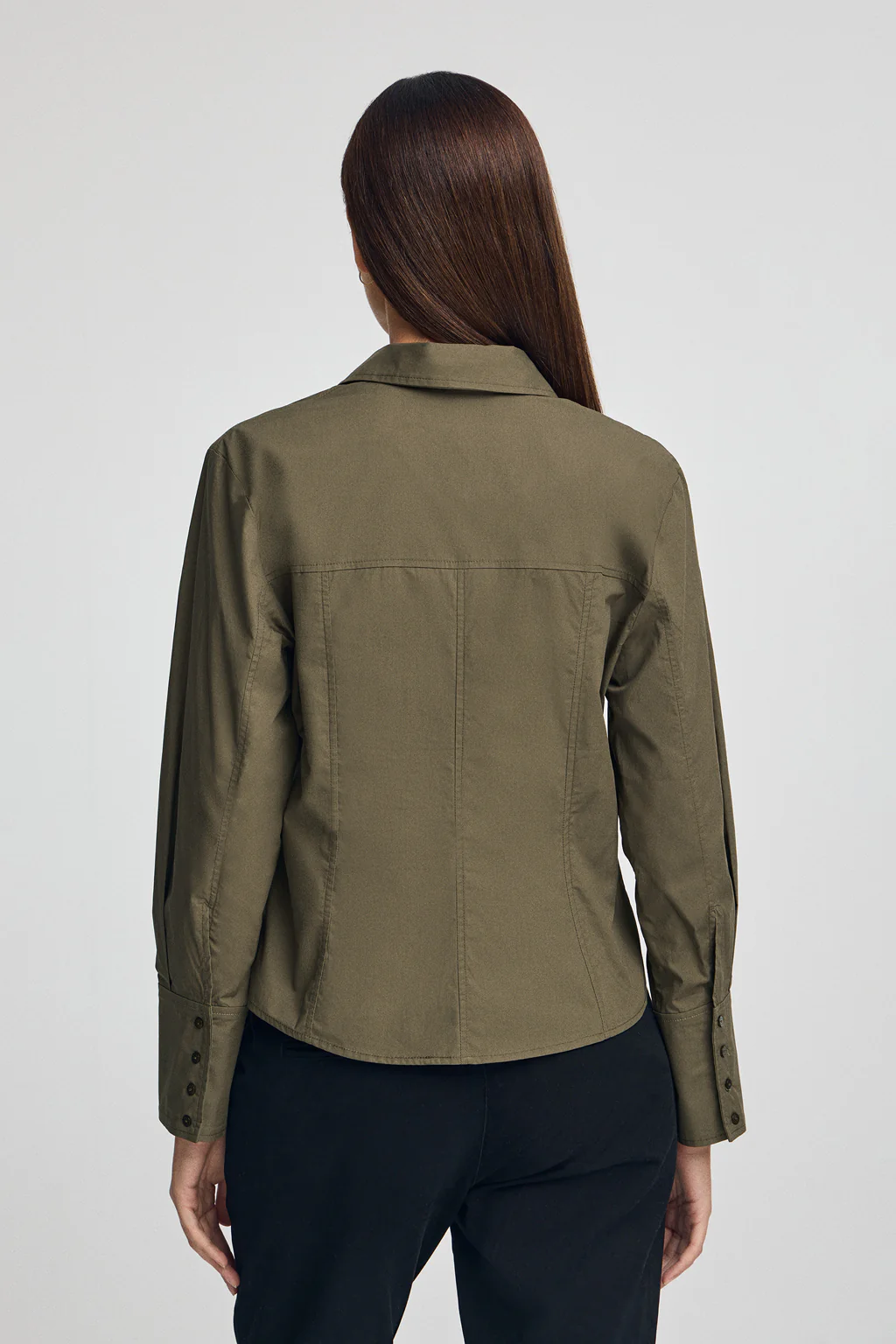 Camisa verde oliva de corte slim y cuello pico - Image 5