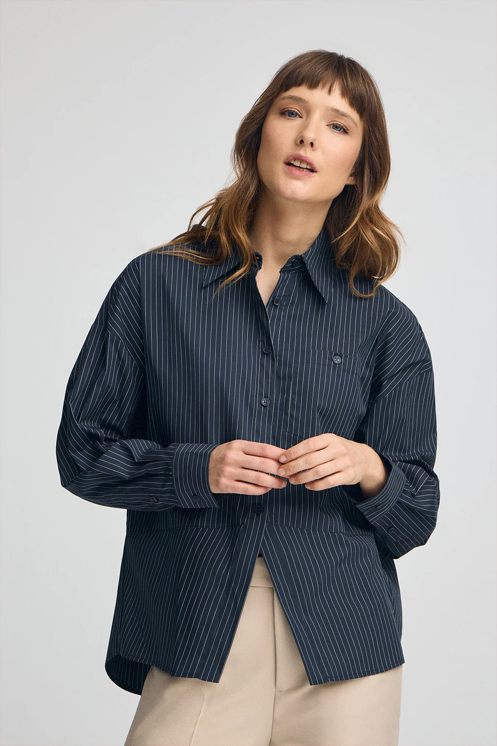 Camisa azul marino de corte relajado y cuello clasico