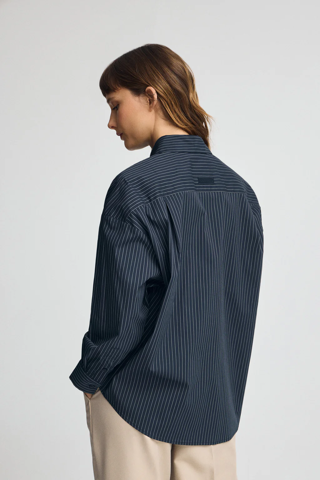 Camisa azul marino de corte relajado y cuello clasico - Image 5