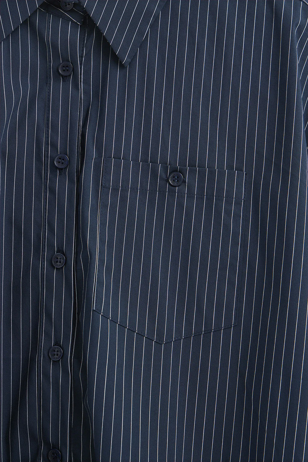 Camisa azul marino de corte relajado y cuello clasico - Image 7