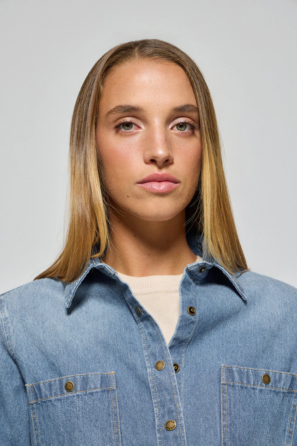 Camisa denim con dos bolsillos y detalle Polo Club - Image 2