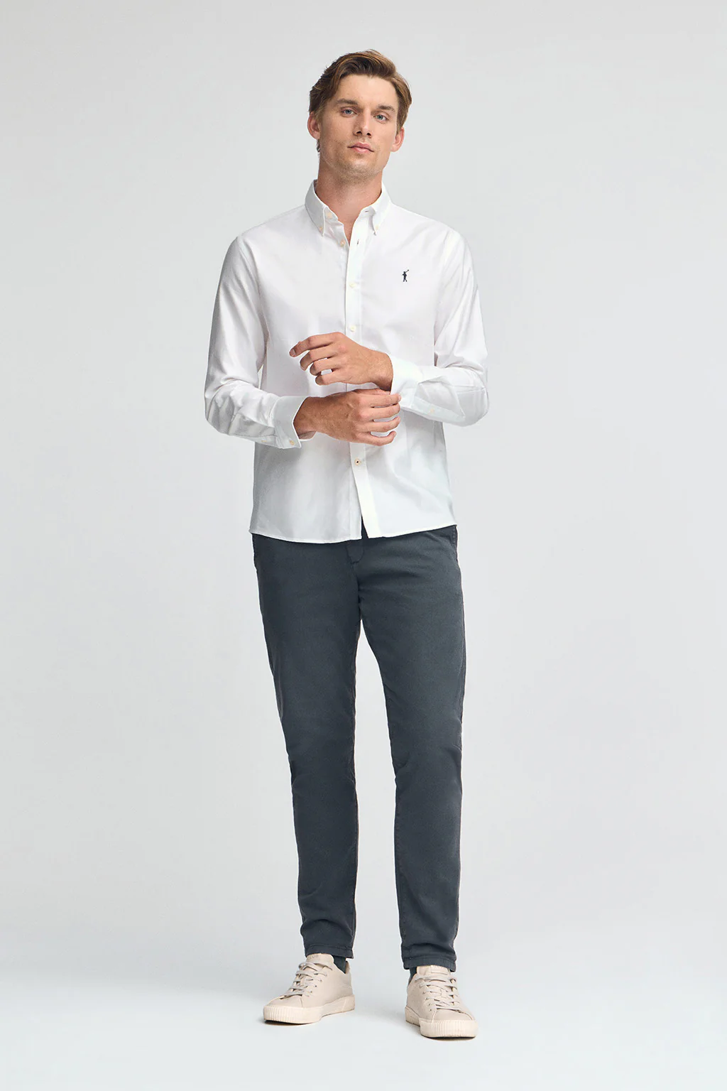 Pack hombre de dos camisas azul celeste y blanca de corte regular con logo Rigby Go - Image 4