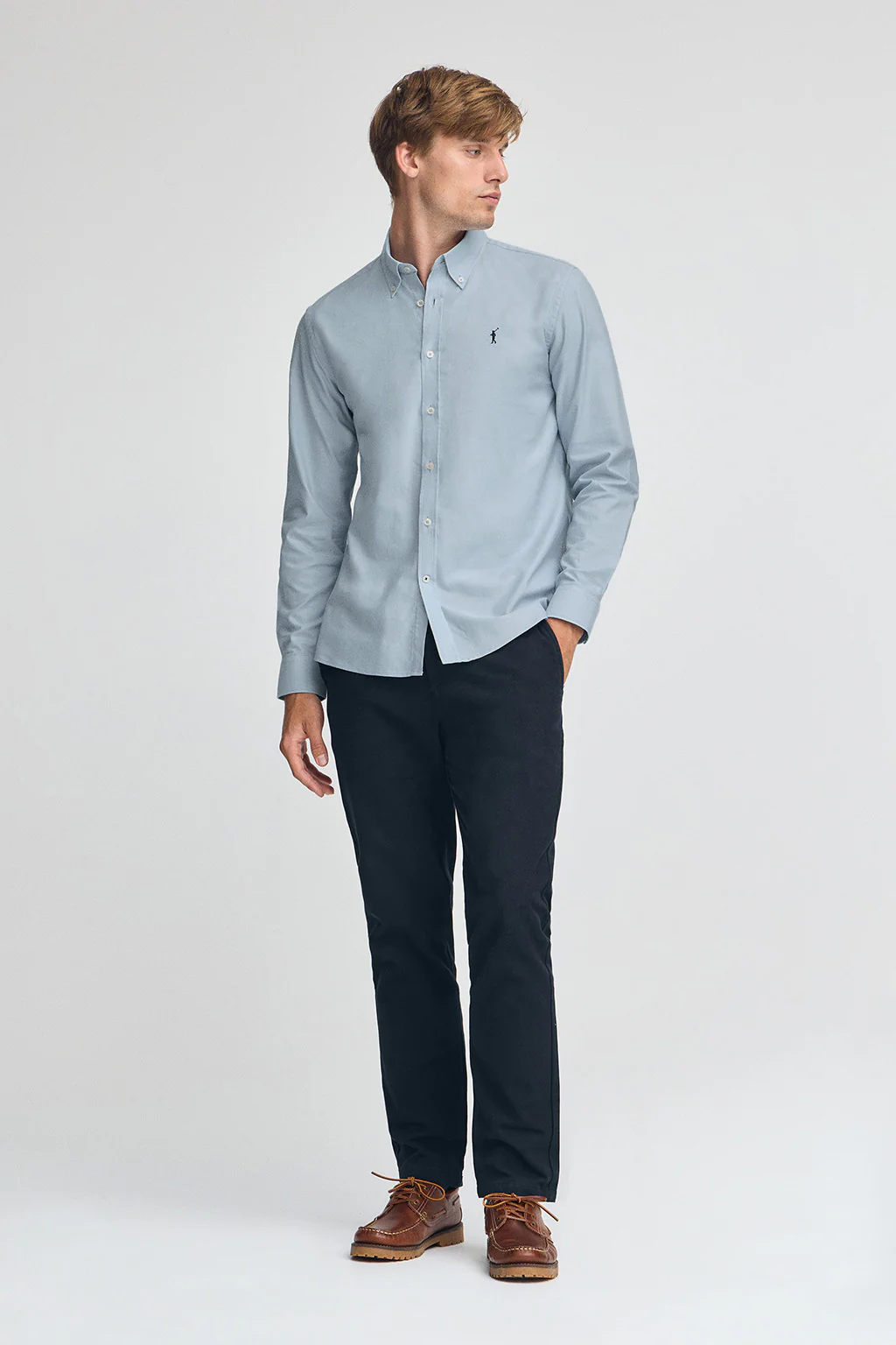 Pack hombre de dos camisas azul celeste y blanca de corte regular con logo Rigby Go - Image 9