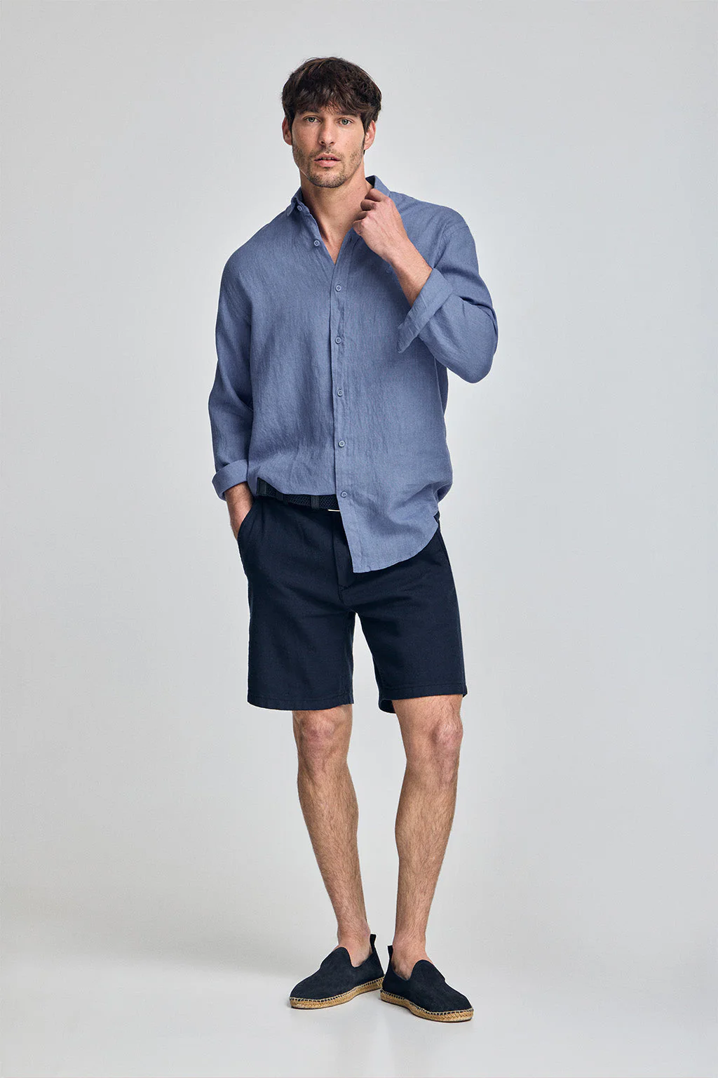 Camisa azul royal de lino garment dye con monograma bordado - Image 4