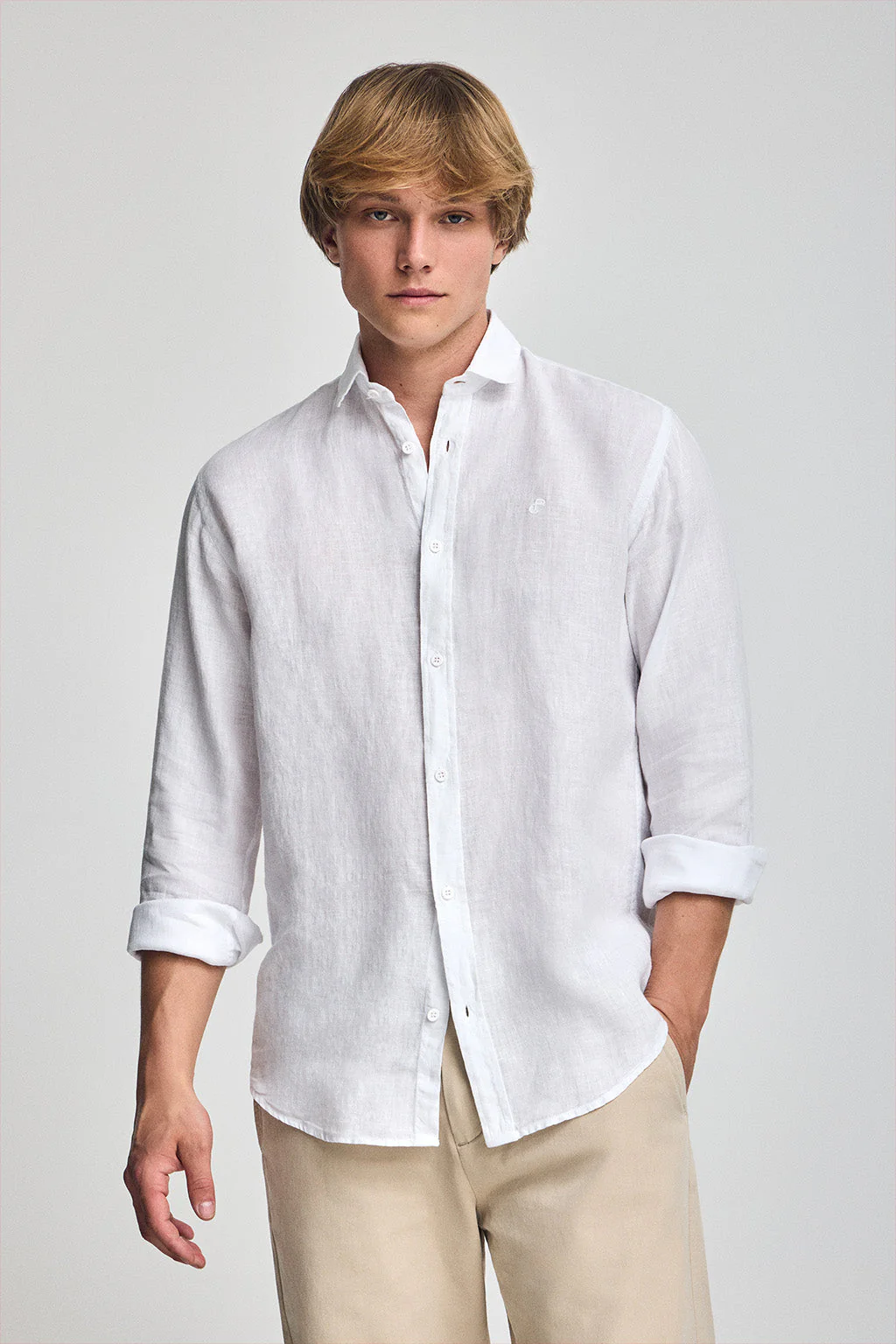 Camisa blanca de lino garment dye con monograma bordado