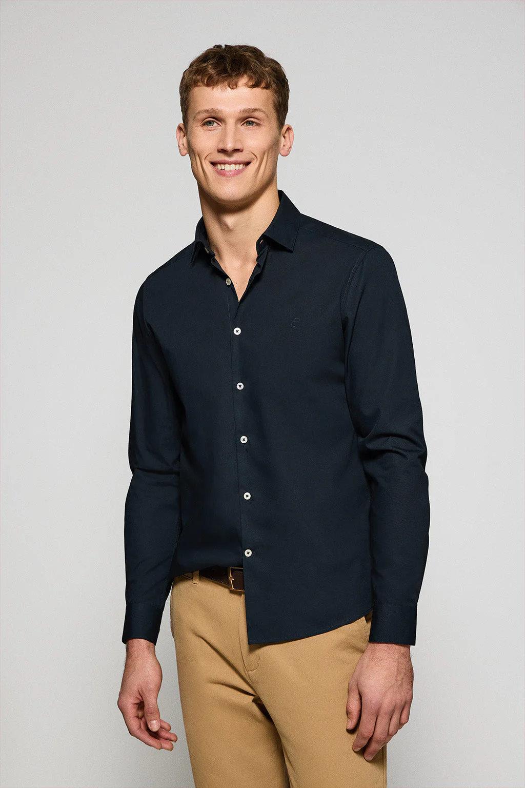Camisa Super Slim de popelín azul marino con monograma bordado
