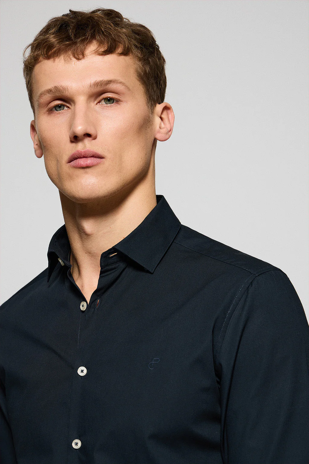 Camisa Super Slim de popelín azul marino con monograma bordado - Image 3
