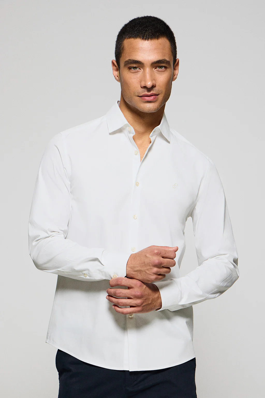 Camisa Super Slim de popelín blanca con monograma bordado
