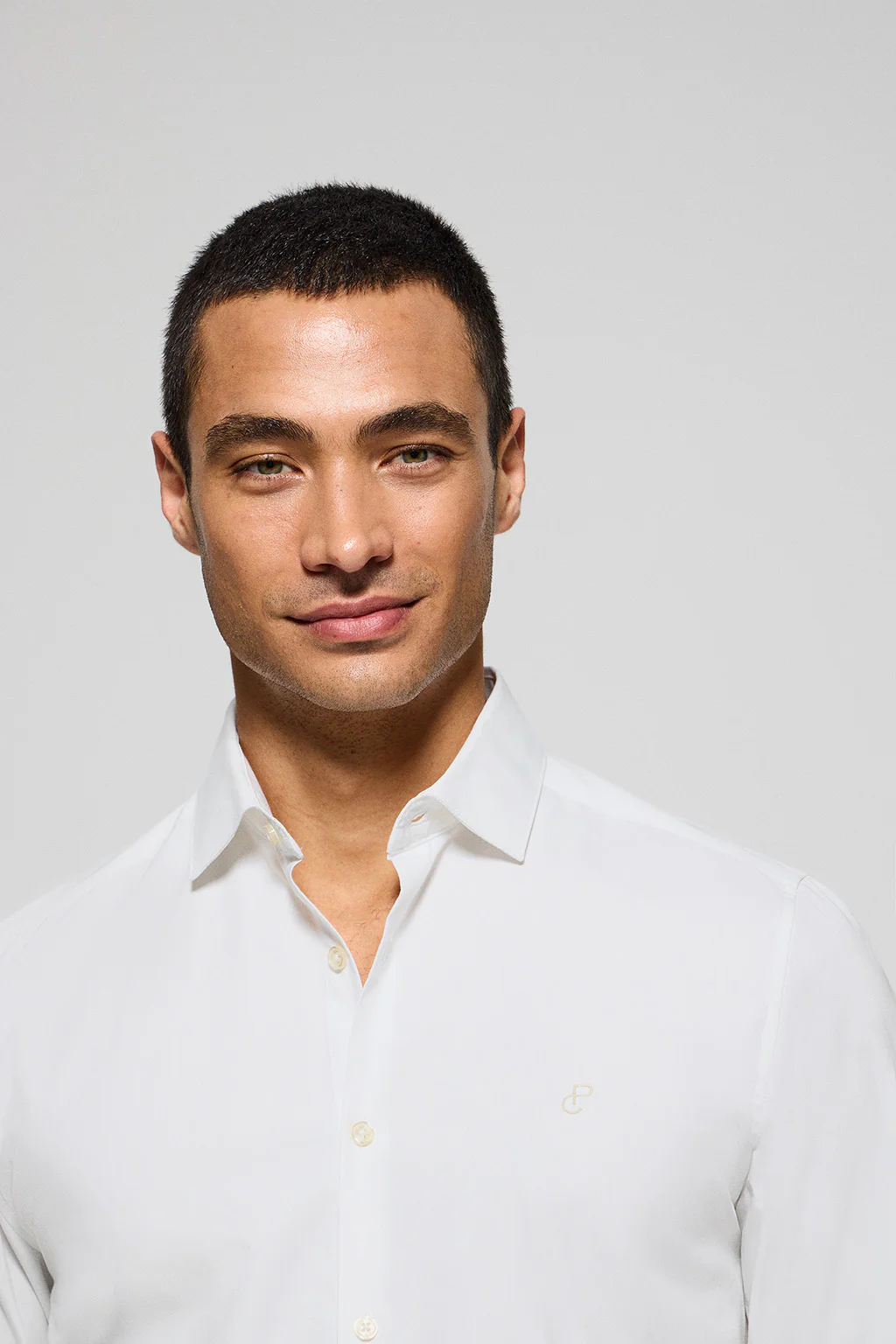 Camisa Super Slim de popelín blanca con monograma bordado - Image 3
